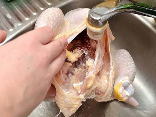 Bước 1: Làm Sạch Gà Và Sơ Chế Nguyên Liệu