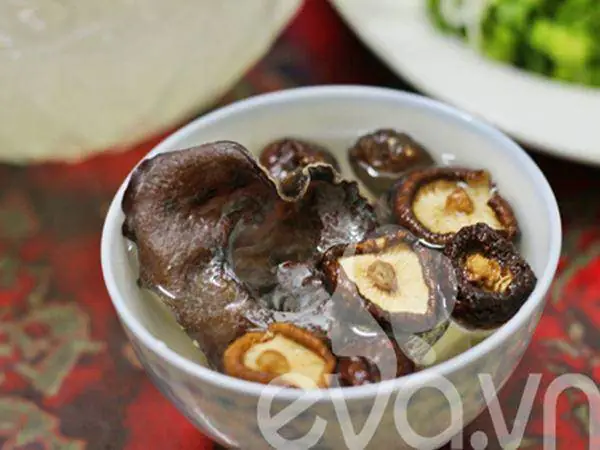 Bước 1: Ngâm Mộc Nhĩ, Nấm Hương