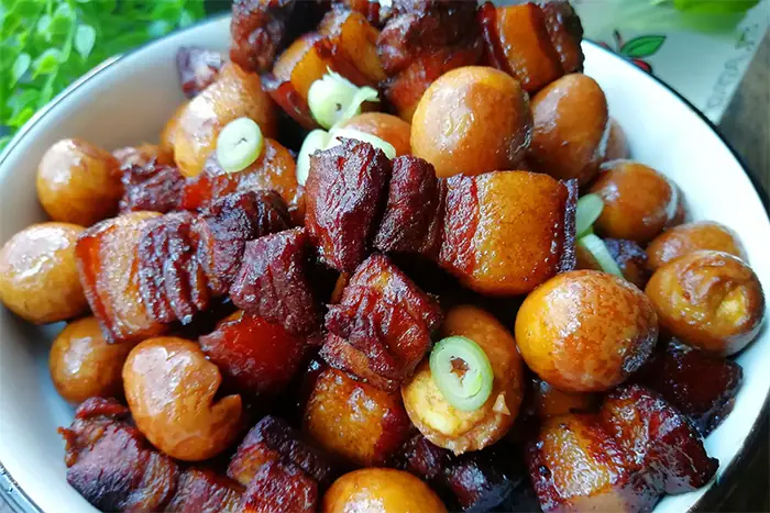 Thịt Kho Trứng Cút Kiểu Trung Quốc Và Việt Nam Có Nhiều Điểm Khác Biệt Về Gia Vị, Bạn Có Thể Làm Thử Để Đổi Món Cho Gia Đình.