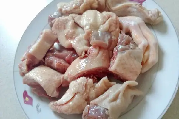 Bước 2: Sơ Chế Thịt Ngan