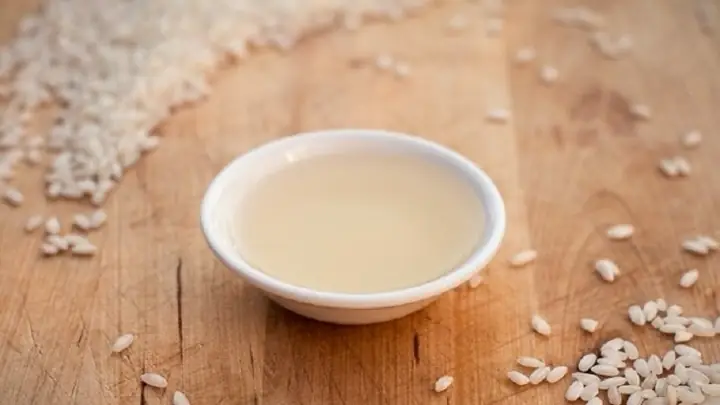 2Cho thêm rượu hoặc giấm