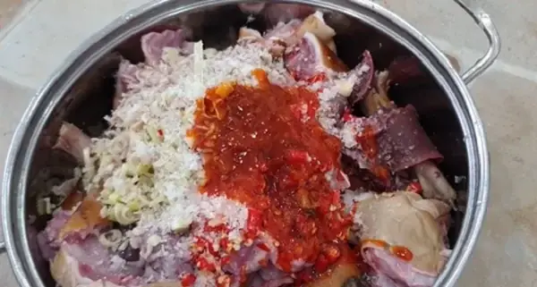 Bước 2: Ướp Thịt Thỏ Với Các Gia Vị Bước 2: Ướp Thịt Thỏ Với Các Gia Vị