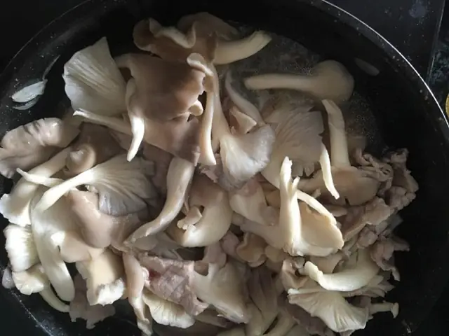 Bước 2: Xào Nấm Bào Ngư Và Thịt