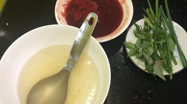 Cách làm món canh tiết luộc mịn mát