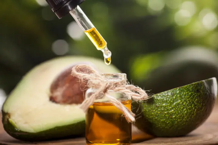 3. Làm tinh dầu bơ bằng cách ép vỏ bơ 3. Làm tinh dầu bơ bằng cách ép vỏ bơ