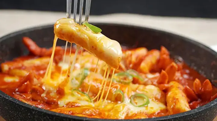 Cách Nấu Tokbokki Phô Mai Gói Ngon Như Ngoài Hàng