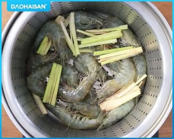 Sơ Chế Và Tiến Hành Luộc Tôm