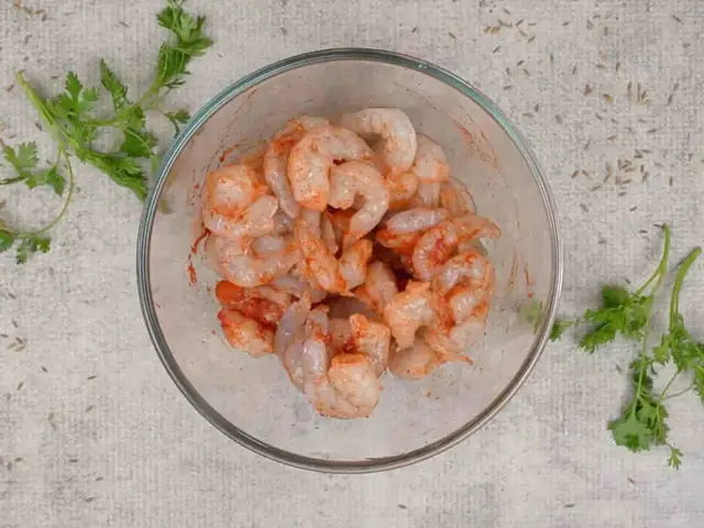 1. Chuẩn bị nguyên liệu nấu cà ri tôm sú