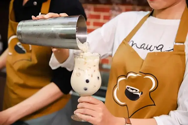 Bước 3: Pha Trà Sữa Trân Châu Đen Nhà Làm Siêu Ngon