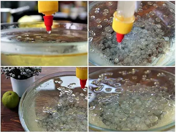 Bước 2. Trộn hai loại bột rau câu lại với nhau, hòa tan đường với 500 ml nước nóng, đổ hỗn hợp bột vừa trộn vào khuấy đều và thêm màu thực phẩm vào.