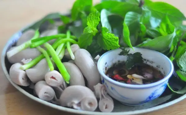 Tràng Lợn Có Thể Chế Biến Thành Nhiều Món Ăn Trong Đó Tràng Lợn Luộc Là Phổ Biến Nhất. Tuy Nhiên Để Có Được Đĩa Tràng Lợn Trắng Giòn, Thơm Ngon Cũng Cần Có Bí Quyết.