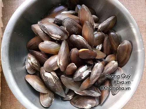 Món canh trùng trục nấu dứa thơm ngon, chua dịu nhẹ sẽ giúp bữa cơm gia đình bớt oi bức trong mùa hè này.