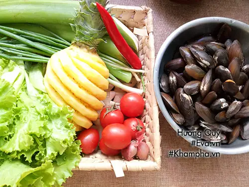 Món canh trùng trục nấu dứa thơm ngon, chua dịu nhẹ sẽ giúp bữa cơm gia đình bớt oi bức trong mùa hè này.