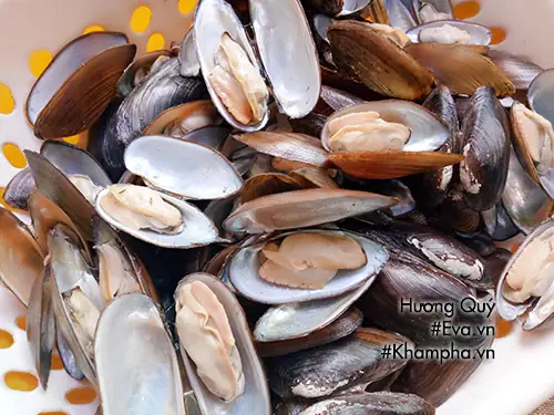 Món canh trùng trục nấu dứa thơm ngon, chua dịu nhẹ sẽ giúp bữa cơm gia đình bớt oi bức trong mùa hè này.