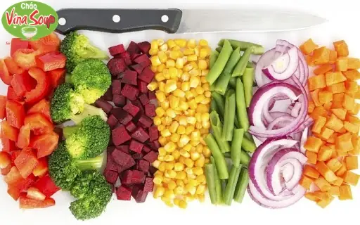 Khi Bố Mẹ Đã Chọn Được Các Nguyên Liệu Phù Hợp, Bố Mẹ Nên Làm Sạch Rồi Cắt Chúng Thành Các Miếng Nhỏ. Việc Cắt Rau Củ Thành Miếng/ Khúc Nhỏ Giúp Việc Nấu Nước Dùng Nhanh Hơn Và Tinh Chất Từ Rau Củ Dễ Dàng Thoát Ra Ngoài Hơn So Với Việc Để Nguyên Củ Hoặc Rau Chế Biến.