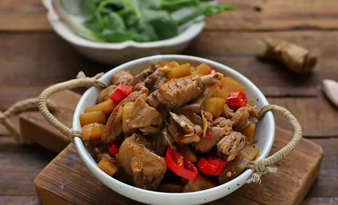 Món vịt kho măng chua cực kỳ đưa cơm, chi phí không cao và cách thực hiện cũng khá đơn giản, không đòi hỏi bạn quá khéo léo.