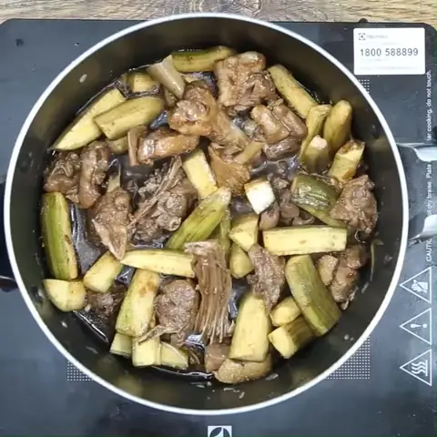 Kho Thịt Vịt Với Chuối Xanh