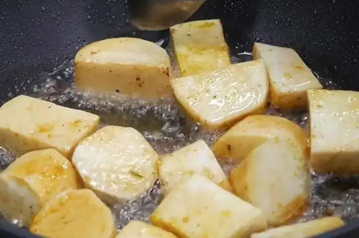 Bước 3: Chiên Khoai Môn