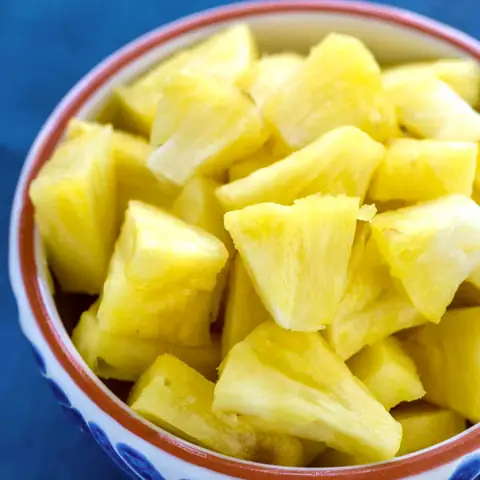 Vịt nấu dứa với vị chua ngọt nhẹ rất thơm ngon, hấp dẫn phù hợp cả ăn cơm, ăn bún, được nhiều bà nội trợ lựa chọn chế biến vì cách làm đơn giản, nhanh chóng .