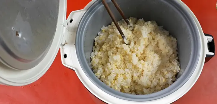 Bước 2: Cách Nấu Xôi Đậu Xanh Bằng Nồi Cơm Điện: Nấu Xôi