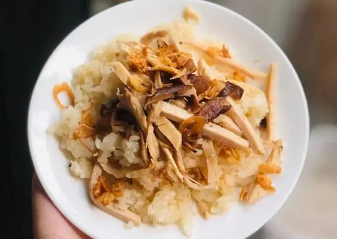 Hoàn thành món xôi gà xé