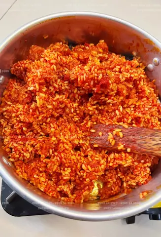 Đảo Đều Xôi Trong Quá Trình Hấp Xôi Gấc