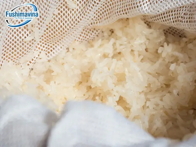 Bước 3: Hấp Xôi Bằng Tủ Nấu Cơm Công Nghiệp