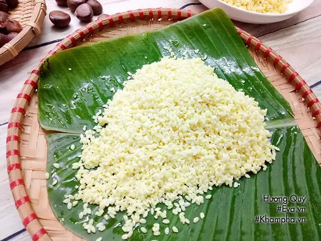 Bữa sáng mà được thưởng thức món xôi hạt dẻ đậu xanh thơm ngon cùng vị beo béo của cốt dừa thật hấp dẫn. Bữa sáng mà được thưởng thức món xôi hạt dẻ đậu xanh thơm ngon cùng vị beo béo của cốt dừa thật hấp dẫn.