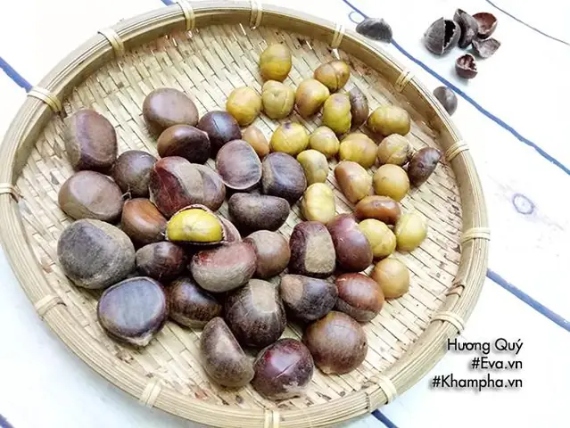 Bữa sáng mà được thưởng thức món xôi hạt dẻ đậu xanh thơm ngon cùng vị beo béo của cốt dừa thật hấp dẫn. Bữa sáng mà được thưởng thức món xôi hạt dẻ đậu xanh thơm ngon cùng vị beo béo của cốt dừa thật hấp dẫn.