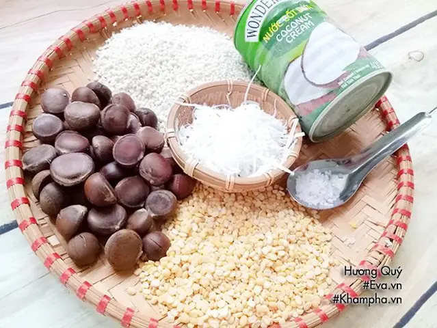 Bữa sáng mà được thưởng thức món xôi hạt dẻ đậu xanh thơm ngon cùng vị beo béo của cốt dừa thật hấp dẫn. Bữa sáng mà được thưởng thức món xôi hạt dẻ đậu xanh thơm ngon cùng vị beo béo của cốt dừa thật hấp dẫn.