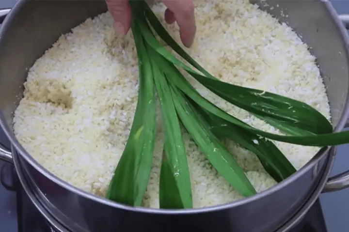 Bước 3: Hấp xôi lần đầu Bước 3: Hấp xôi lần đầu