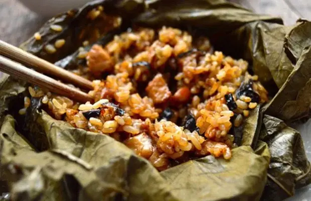 Xôi Gà Hấp Lá Sen