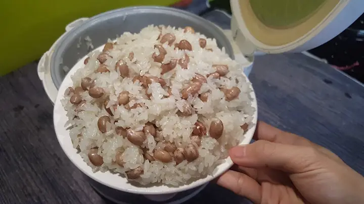 Bước 3: Cách Nấu Xôi Đậu Phộng Ngon Bằng Nồi Cơm Điện