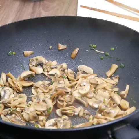 Xào Hành Và Nấm