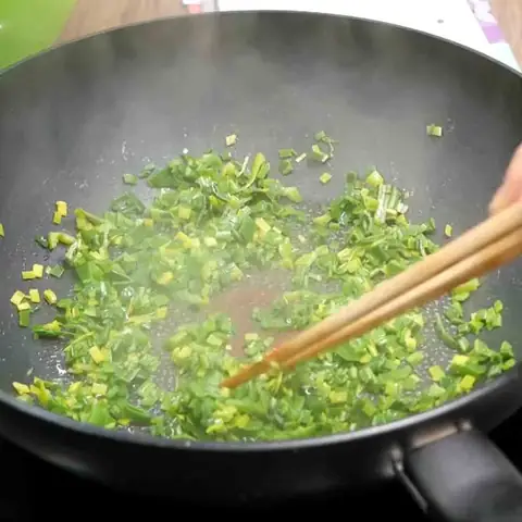 Xào Hành Và Nấm