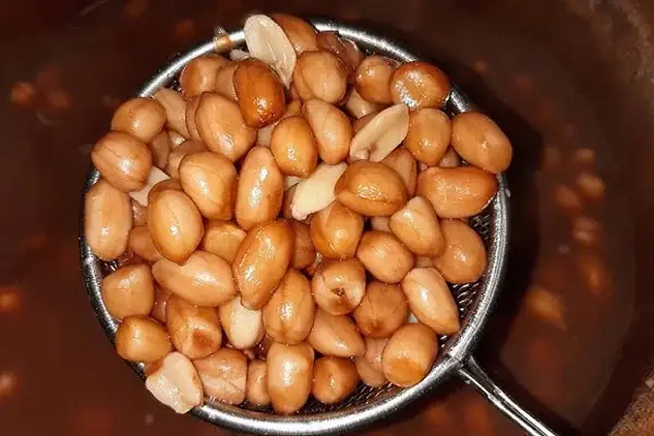 Cách 1: Luộc Đậu Phộng Trước Khi Nấu Xôi