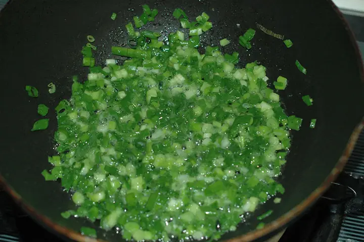 Cách Nấu Xôi Sắn Mỡ Hành Bằng Nồi Cơm Điện