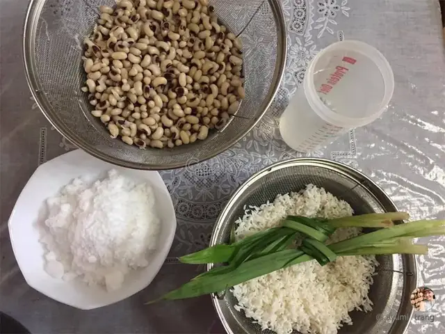 Cách Nấu Xôi Đậu Trắng Thơm Ngon Béo Ngậy Cùng Lá Dứa