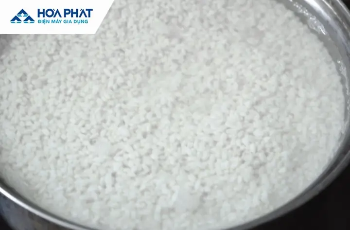 Bước 1: Ngâm gạo nếp