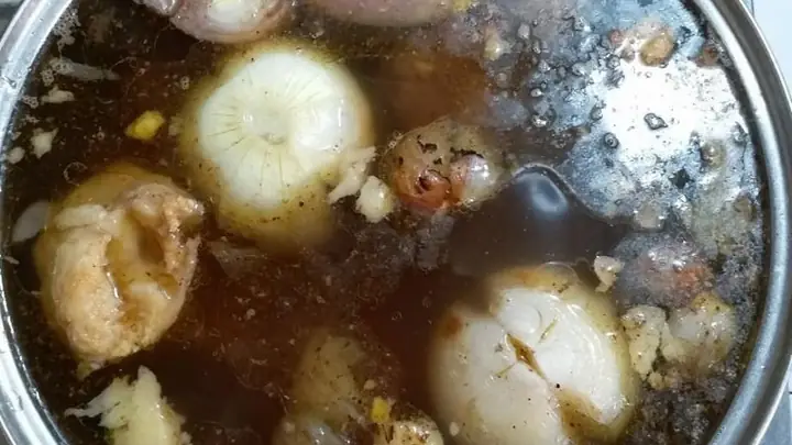 Nước dùng được xem như “linh hồn” của món phở khi quyết định đến 90% độ ngon đấy. Dù nấu không khó nhưng để nồi nước dùng ngon thì cũng cần bí quyết. Hãy tham khảo mẹo hầm xương bò nấu phở nhanh, mau mềm mà lại không bị hôi ngay nào.