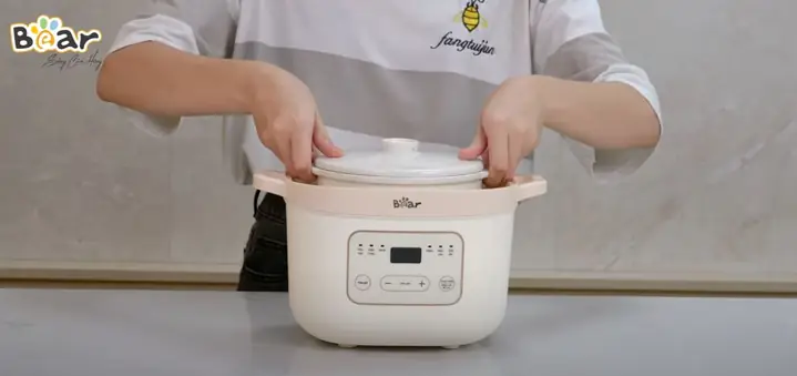 Bước 2 – Thêm Nước Vào Thân Nồi Và Đặt Thố Sứ Vào