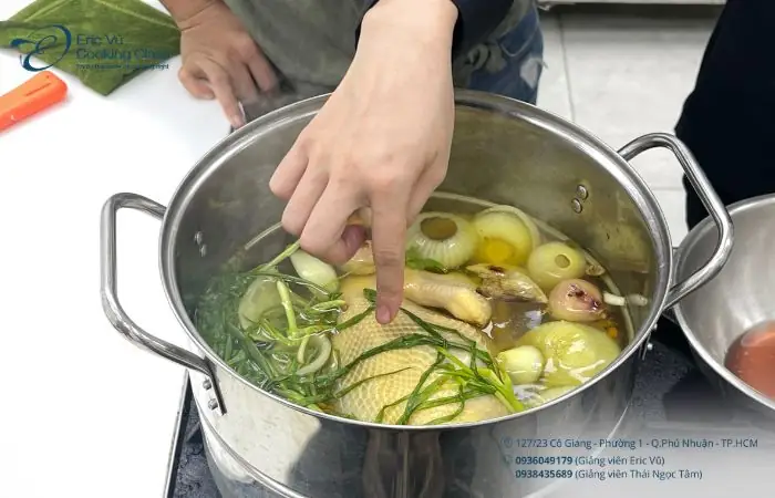 Bước 1: Sơ Chế Và Luộc Gà