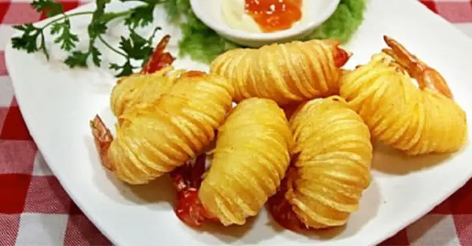 Các Bước Thực Hiện Món Ăn Vặt Tôm Cuộn Khoai Tây: Các Bước Thực Hiện Món Ăn Vặt Tôm Cuộn Khoai Tây: