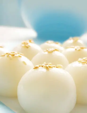 Nếu Như Bánh Trôi Nước Miền Nam Thường Có Nhân Là Đỗ Xanh Và Ăn Kèm Với Nước Đường Thì Bánh Trôi Nước Miền Bắc Lại Có Phần Nhân Là Đường Phên Đỏ – Loại Đường Đặc Biệt Được Làm Từ Mật Mía Và Không Ăn Kèm Nước Đường.