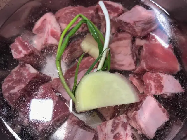 Bước 2: Chần Thịt Bò