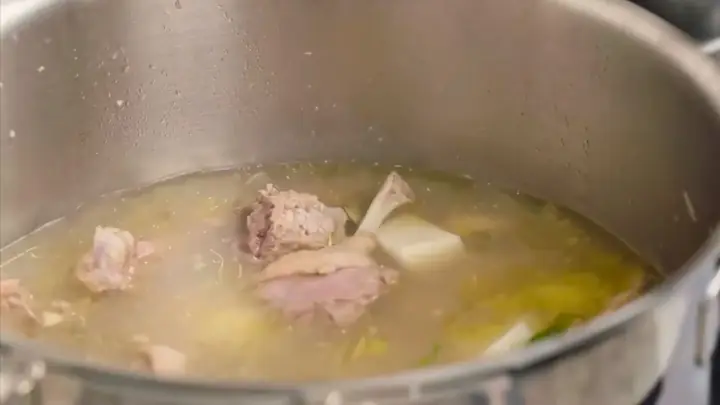 Bước 3: Nấu Vịt Om Sấu